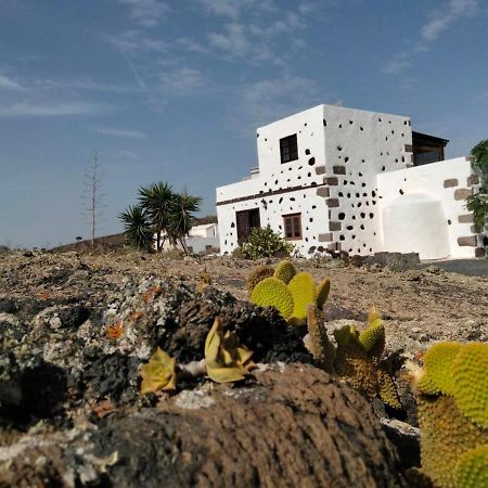 Lanzarote Casa Volcanica-Anclada Sobre La Lava Del Volcan Montana Blanca Екстериор снимка
