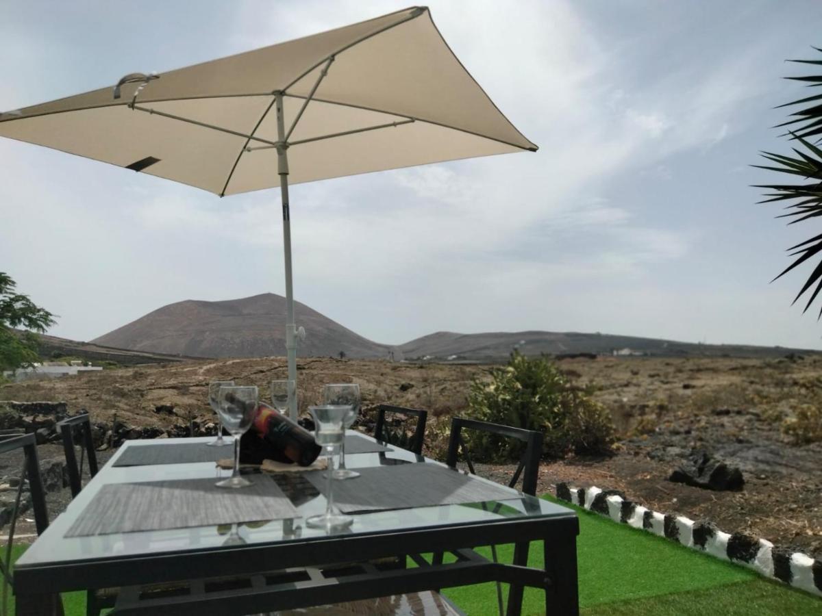 Lanzarote Casa Volcanica-Anclada Sobre La Lava Del Volcan Montana Blanca Екстериор снимка
