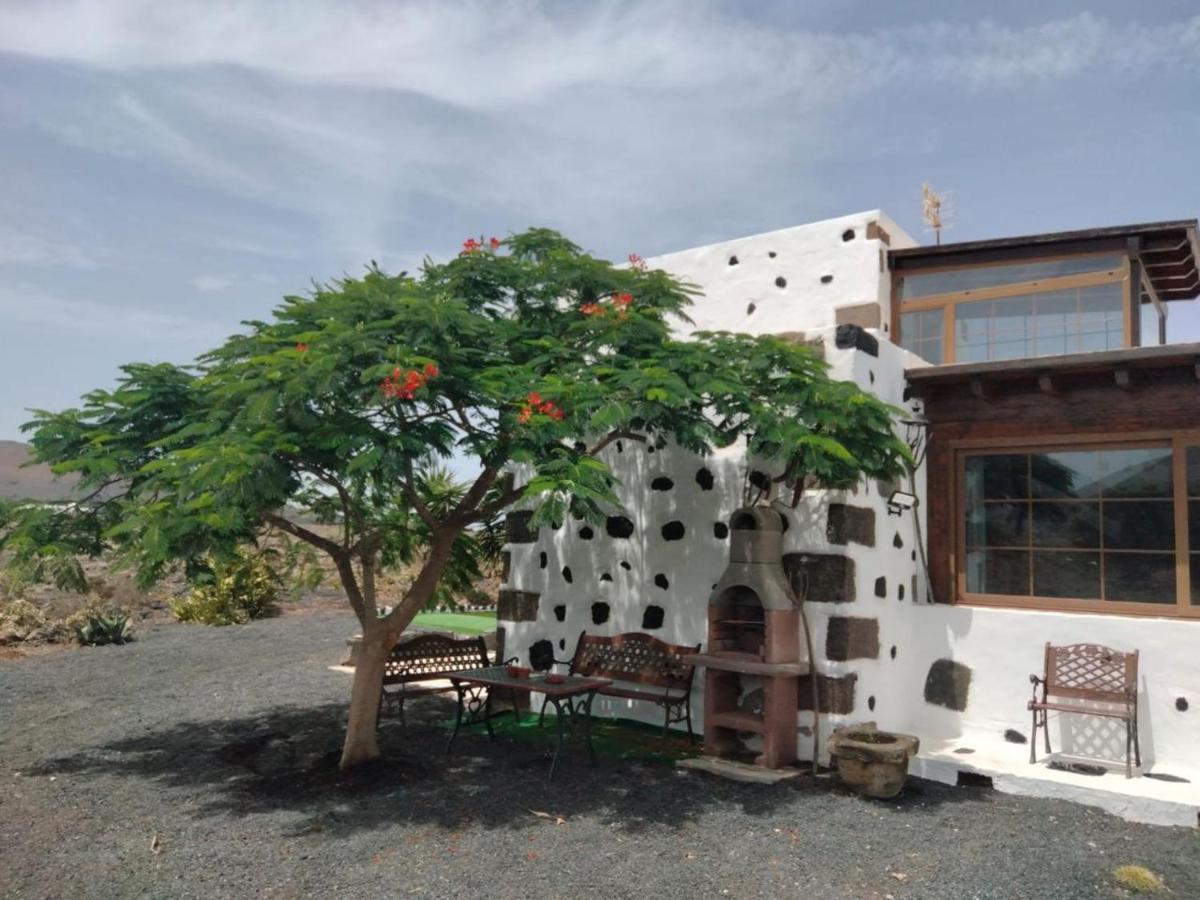 Lanzarote Casa Volcanica-Anclada Sobre La Lava Del Volcan Montana Blanca Екстериор снимка