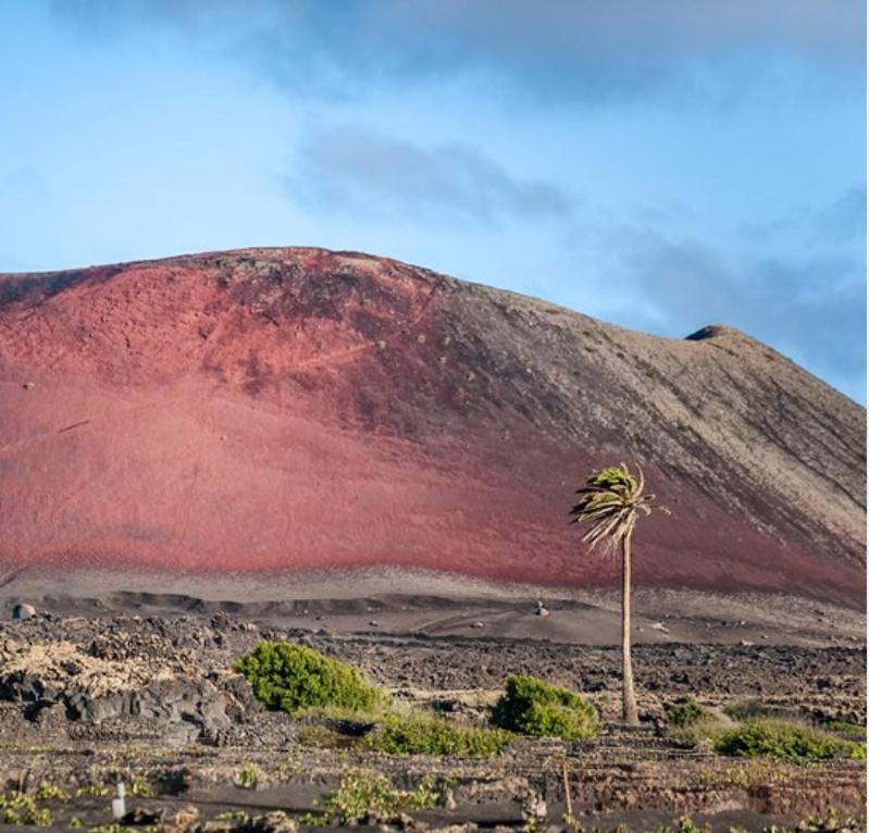 Lanzarote Casa Volcanica-Anclada Sobre La Lava Del Volcan Montana Blanca Екстериор снимка