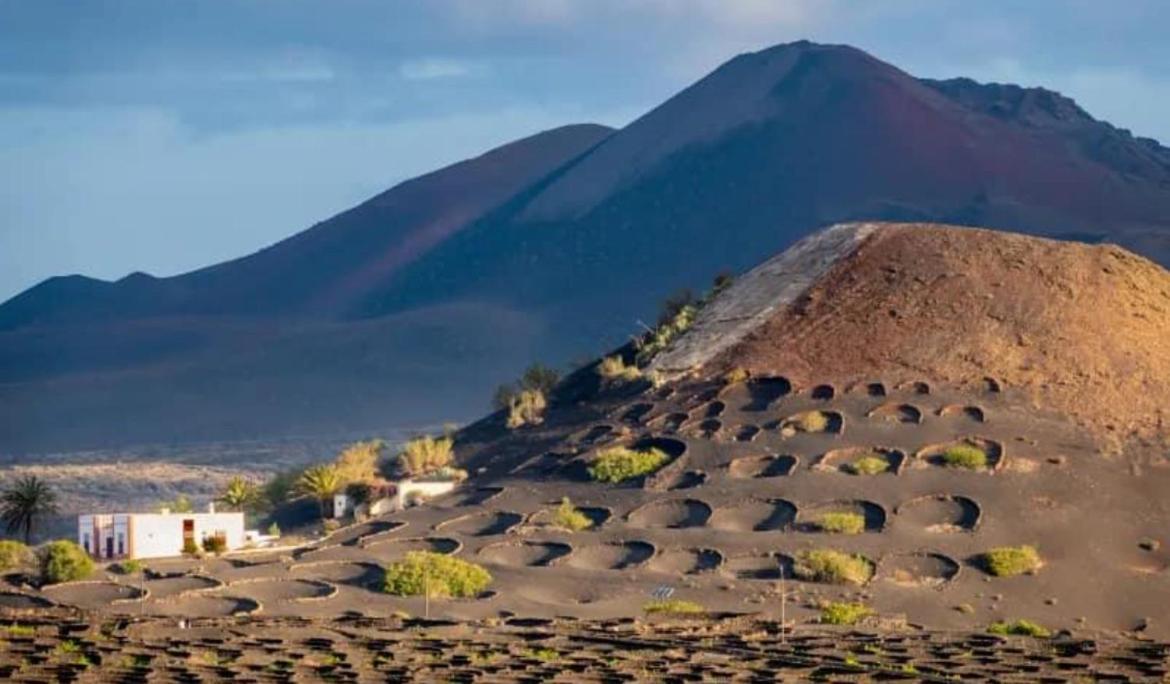 Lanzarote Casa Volcanica-Anclada Sobre La Lava Del Volcan Montana Blanca Екстериор снимка